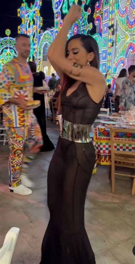 Anitta Aposta Em Look Transparente E Deixa Seios Mostra Celebridades O Dia