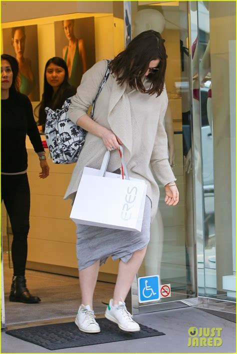 Pregnant Anne Hathaway Steps Out For Some Holiday Shopping Photo 3536566 Anne Hathaway