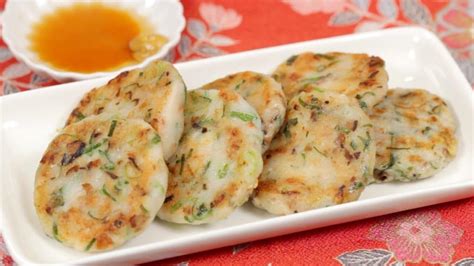 See photos and learn about korean recipes that use daikon radish from maangchi.com. Easy Fried Daikon Mochi Recipe (Chinese Turnip Cake ...