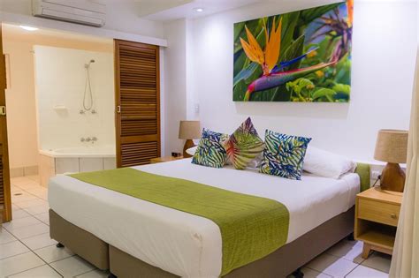 Spa Apartment Accommodation Palm Cove Cairns Reef Retreat