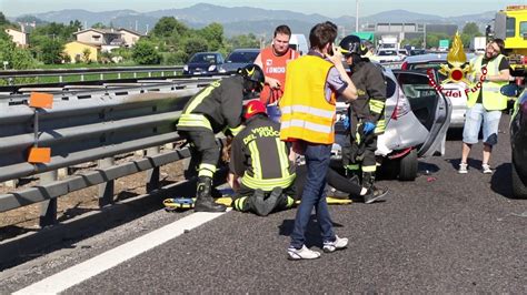 Oggi, domenica 15 luglio, è avvenuto un incidente mortale sull'autostrada a1, un'intera famiglia famiglia mentre andava in ferie in calabria è stata distrutta. Incidente Oggi Autostrada : Incidente A14 Bologna oggi, le ...