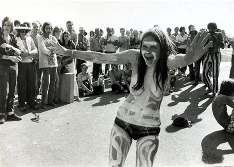 25 Pictures From The 1960s Offer An Inside Look At The ‘hippy Era Hippie Couple Woodstock