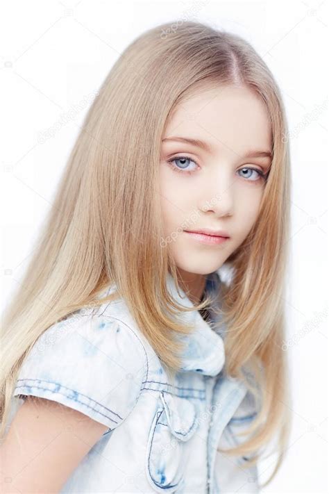 Jong Meisje Met Lang Blond Haar — Stockfoto © Fxquadro 81550112