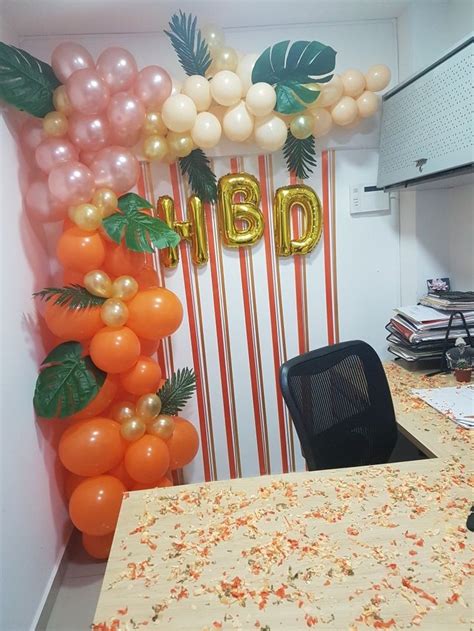 La presidenta de la comunidad de madrid, isabel díaz ayuso, ha presentado esta mañana. Decoracion cumpleaños oficina, globos, naranja,tropical en ...