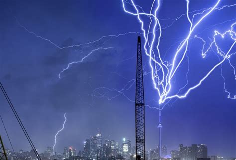 11 Photos Of Lightning Striking Famous Structures