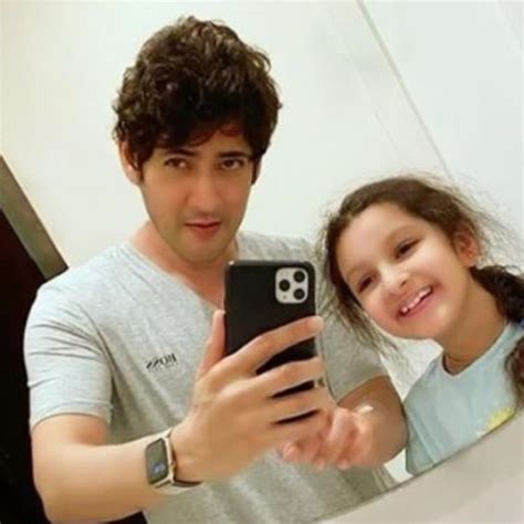 Mahesh Babu Tries Mastering Mirror Selfie With Daughter Sitara