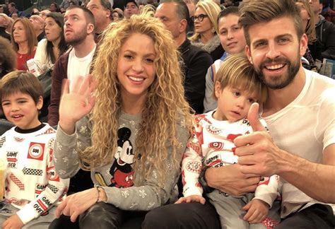 Photo by shakira in miami, florida with @sasha_sirota, and @poobear. Shakira e Piqué aparecem juntos com os filhos em partida ...