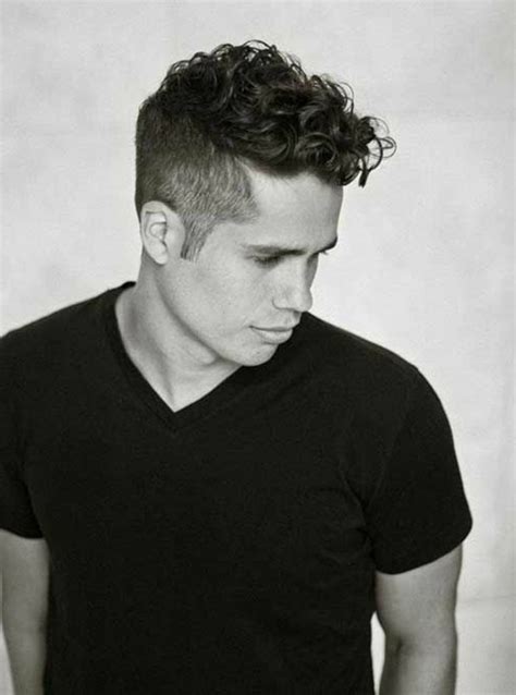 Les boucles d'oreilles pour hommes ne sont pas une mode passagère. 63 astuces pour les hommes avec des cheveux frisés. | Cheveux bouclés homme, Coupes de cheveux ...