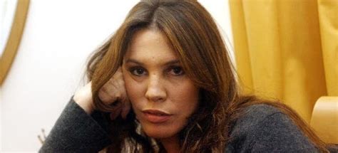 Στη βάνα μπάρμπα έχει λείψει το θέατρο και επειδή, όπως λέει, είναι αντισυμβατική, είναι κάτι παραπάνω από πρόθυμη να συνεργαστεί με τον γιώργο κιμούλη, αλλά και με τον πέτρο φιλιππίδη. Μίλτος Γήτας: Υποψήφια βουλευτής στη Β' Αθηνών η Βάνα Μπάρμπα