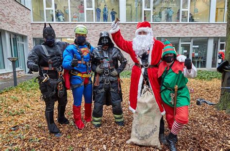 Aber es ist ein beschluss, der sicher auch von gerichten in anderen. Ein als Nikolaus verkleideter Feuerwehr-Höhenretter seilte ...