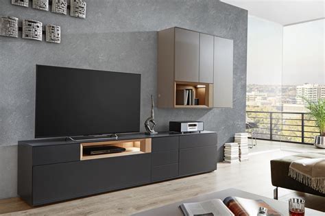 Clean lines combine with led illumination to provide a functional border and controllable lighting. Moderne Wohnwand im geradlinigen Design von DIETER KNOLL ...