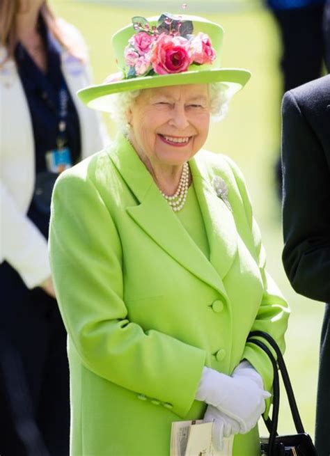 Theres A Funny Reason Why The Queen Is Always Wearing Brightly Colored