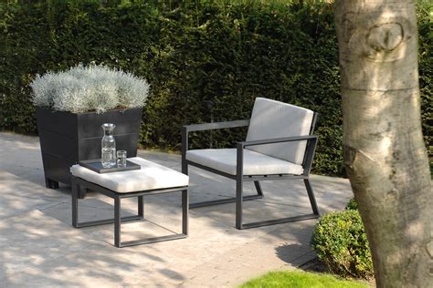 Einen hang zu bepflanzen, bedeutet eine echte herausforderung. Gartenidee - Sitzbereich auf der Terrasse mit Sessel & Hocker