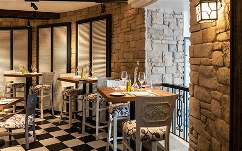 Our lunch and dinner restaurant specializes in american and mediterranean cuisine including some of our customer favorites, which include tandoori chicken tikka, beef tenderloin kabob and pasta marinara. Soak up some Parisian flair at the newly-revamped Beef Bistro