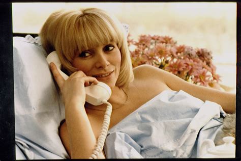 Quand Mireille Darc dévoilait les secrets d une robe noire devenue