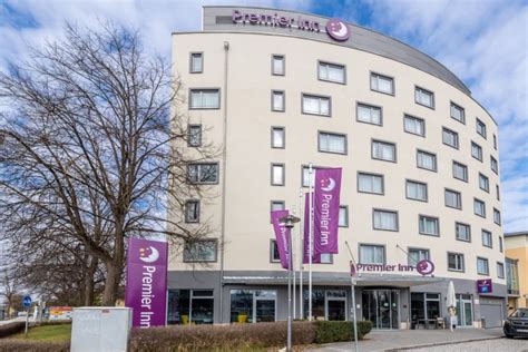 Service is very good, spacious room, shuttle bus stop is corner infront the hotel. Premier Inn München Messe