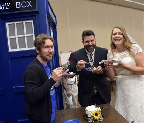 this couple had an amazing doctor who themed wedding doctor who doctor who convention couples