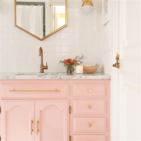 Champagne bronze fixtures look great when paired with cream tiles such as the way you see here with our ocean glass louvre platinum white mosaic luckily, the mixed metal trend is a growing force when it comes to home decor. Modern Brushed Gold Finishes for Your 2019 Kitchen & Bath | Inspiration salle de bain, Salle de ...