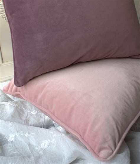 Entschleunigte gemütlichkeit wie früher lautet die parole für das wohnzimmer im landhausstil. Kissen Altrosa Landhausstil / Flower Rose Kissenbezug ...