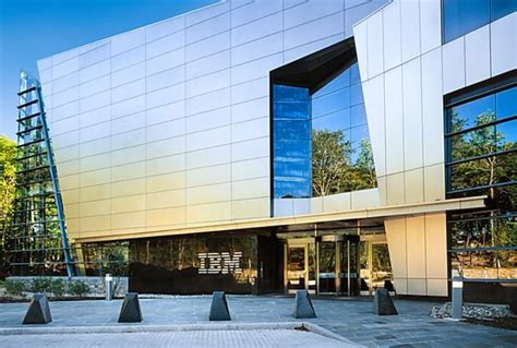 Jaringan yang diperlukan juga dapat dibuka secara intranet maupun jaringan internet. IBM Pacu Cloud Computing dan AI di Indonesia