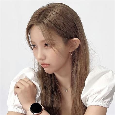 jeon soyeon gidle selca icon pfp kpop in 2022 girl women fashion