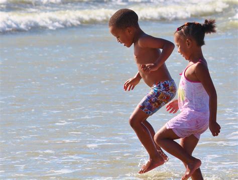 Kostenlose Foto Strand Meer Wasser Menschen Spielen Springen Ferien Kind Jahreszeit