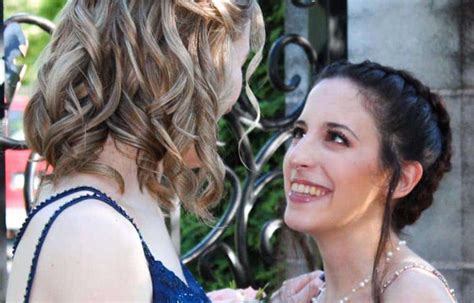una pareja lesbiana hace historia como reinas del baile de graduación cromosomax