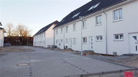 Die durchschnittliche kaltmiete der angebotenen häuser liegt bei 15 €/m², die zimmeranzahl liegt zwischen 4.5 und 6 räumen. Haus Front Reihenmittelhaus Berlin Karlshorst zu mieten ...