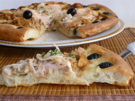 Spesso nell'angolo rosticceria di bar e panifici, almeno a palermo, c'è questa pizza ripiena enorme. pizza scrocchiarella in teglia (con immagini) | Ricette ...