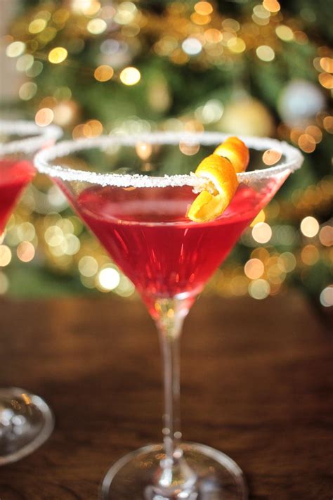 Ring in christmas and new year's eve with these easy christmas cocktails that are sure to wow anyone. Christmas Martini Recipe - Globe Scoffers