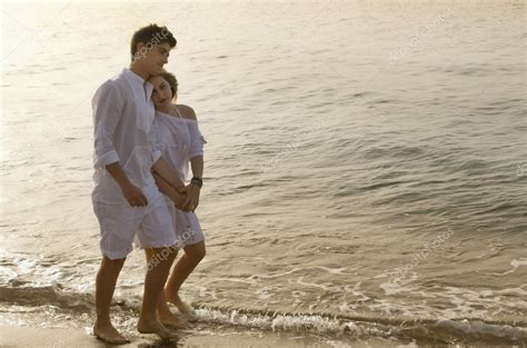 Feliz pareja joven juntos en la playa fotografía de stock manualvarezfoto