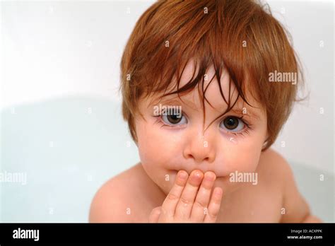 Rothaarige Mädchen Mit Ihrem Finger Auf Den Mund Beim Baden Stockfotografie Alamy