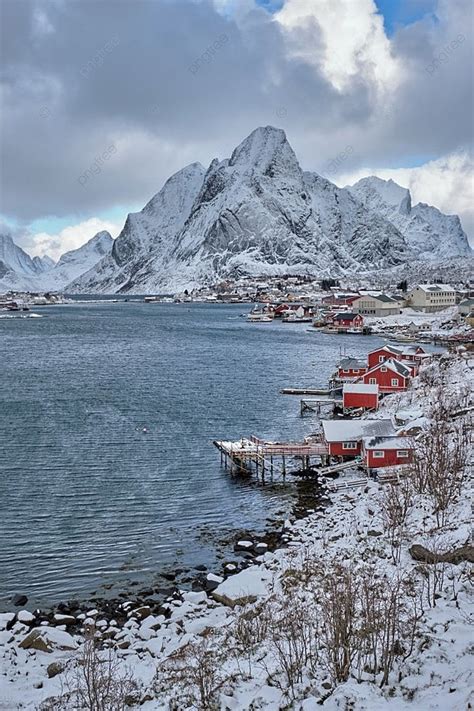 ノルウェーのレーヌ漁村と雪のある冬の赤いロブ家のあるロフォーテン諸島のレーヌ漁村 ベクター 背景 無料ダウンロードのための画像 Pngtree