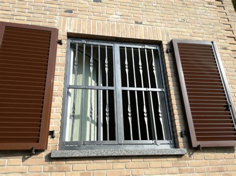 Il vetrocemento (o vetromattone) non è altro che un mattoncino in vetro trasparente molto resistente che può essere utilizzato sia per interni che per esterni. Grate e inferriate apribili con snodo per finestre e porte ...