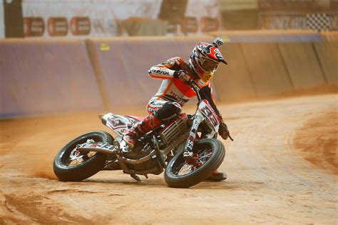 It is important to see where the weak side of the opponent is and it is the same in osm. Racing Cafè: Photo #511 - Márquez Dirt Track Style 2014