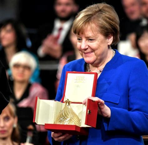 Auszeichnungen Merkel Erhält Friedenspreis Des Franziskanerordens In