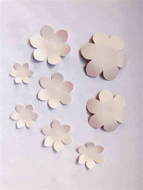 You can use your crafted flowers to embellish a wreath, create a centerpiece, and more. DIY Paper Camellia (with free flower template | Rolled ...