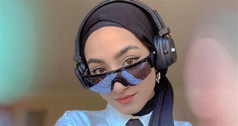 من هي زينب جيوا التي ظهرت بالحجاب في حفل جوائز بافتا Bafta 2023 مجلة الجميلة