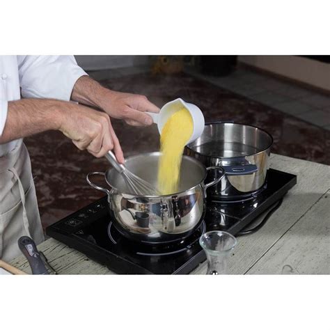 Mescolare con un cucchiaio di legno fino ad ottenere una crema di formaggio liscia ed omogenea. Polenta di farina integrale con uovo cremoso e fonduta al ...