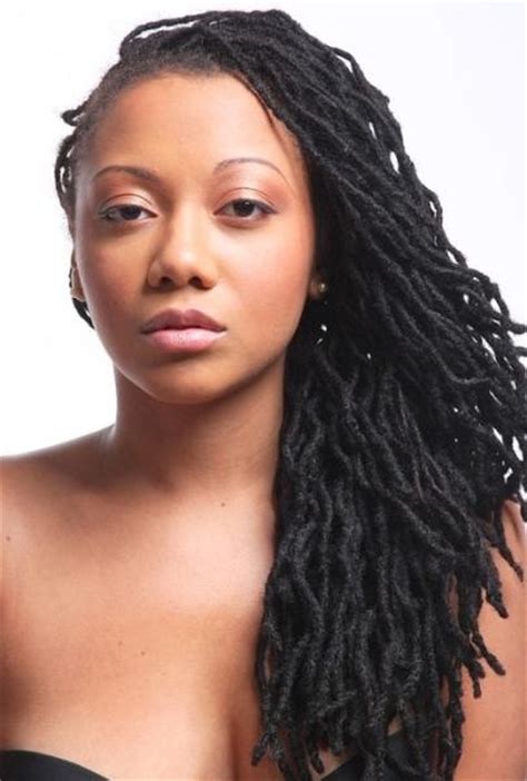 Just like regular hair extensions, acrylic yarn is secured onto the root with a few twists then braided towards the ends. Starting Loc's with Yarn Braids - CurlyNikki Forums