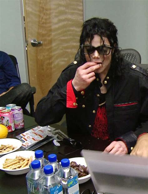 Michael Jackson Eating Popcorn 