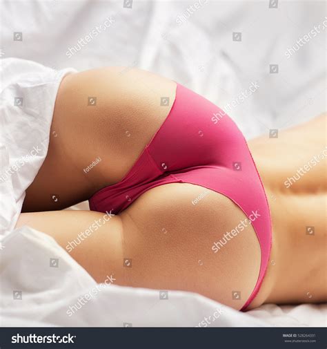 Photo de stock fille sexy courbe comme allongée dans Shutterstock