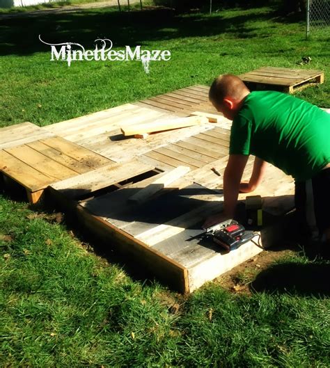 I found it overgrown with weeds, unsightly a/c lines, piles of garden hoses, and sprinklers. MinettesMaze: DIY Pallet Deck