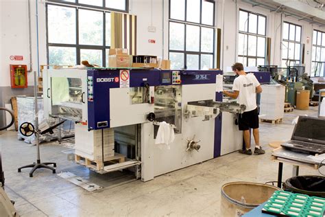 La fustellatrice è una macchina utilizzata in ambito domestico dagli amanti del fai da te per eseguire tagli, rilievi ed incisioni su materiali di diverso . #Etichetta2000 #bobst #fustellatrice #hangtags #cartellini ...