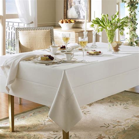 Decorate Table With Table Linens