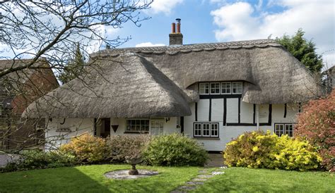 5 Tips For Furnishing A Beautiful Thatch Cottage Uk