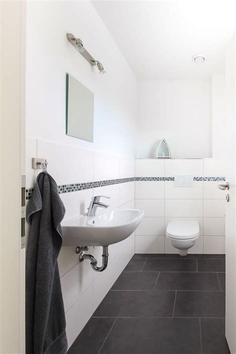 Die mischung aus schwarzen und weißen fliesen, in verbindung mit der besonderen badeinrichtung, wirkt modern und gleichzeitig außergewöhnlich. Gäste-WC mit Boden Fliesen grau - Badezimmer Ideen ECO ...
