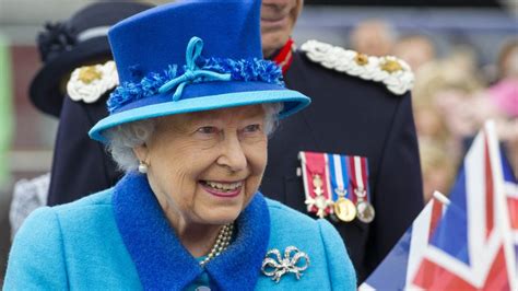 Queen Elizabeth Ii Becomes Longest Reigning Uk Monarch Bbc News