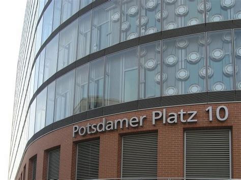 Das haus vaterland war von 1928 bis 1943 ein großer gaststättenbetrieb und vergnügungspalast am potsdamer platz in berlin mit rund einer million besuchern im jahr, der als vorläufer der heutigen erlebnisgastronomie angesehen werden kann. Park-Kolonnaden (ehem. Standort des "Haus Vaterland") - Berlin