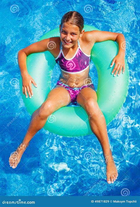 la fille nage dans une piscine image stock image du fille humain 49871829